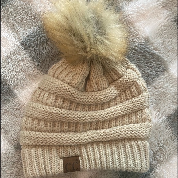 CC Beanie with pompom - Picture 2 of 3